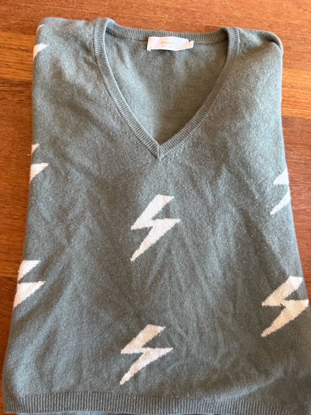 Women’s Amusé V-Neck 100% Cashmere Sweater